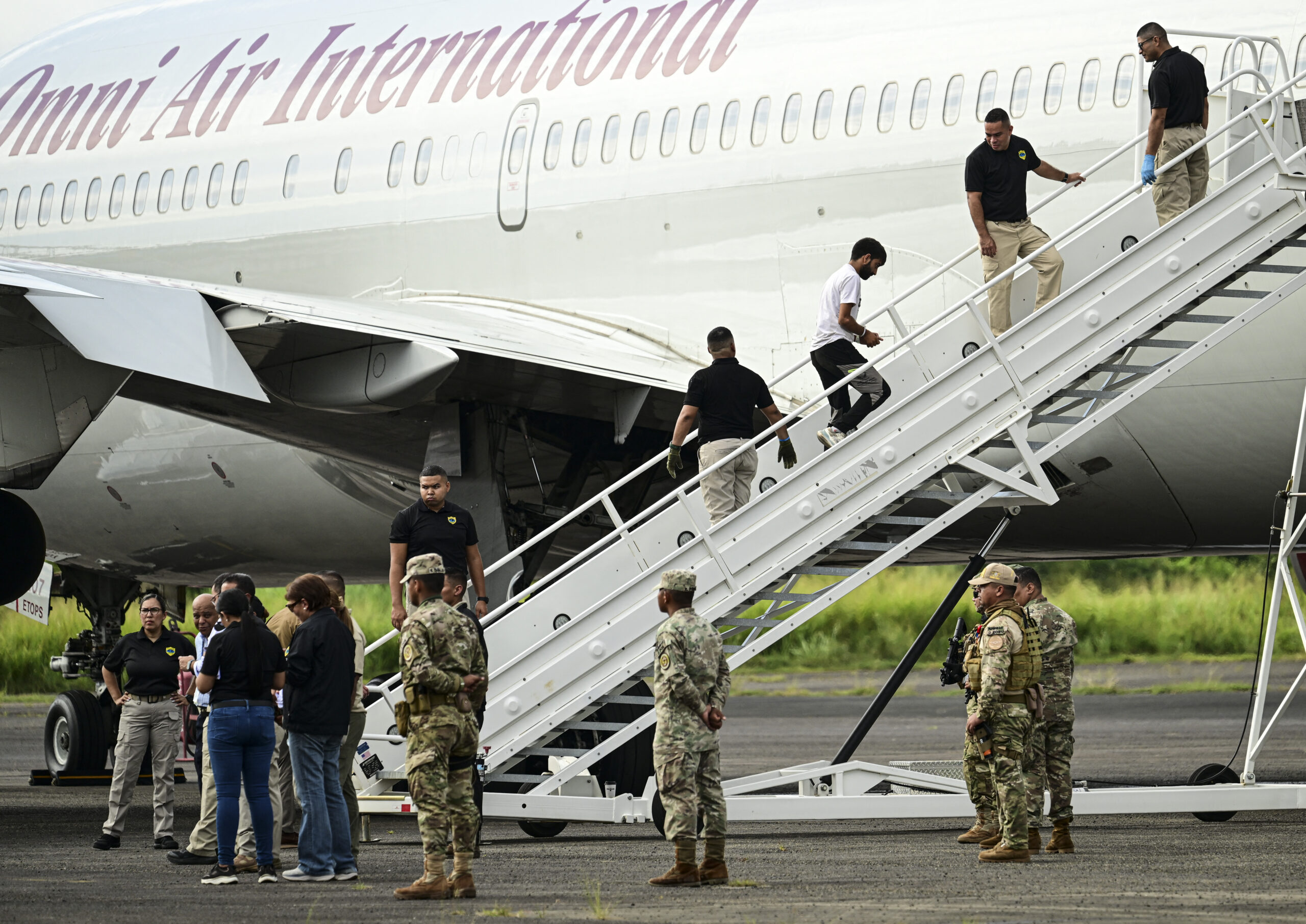 Panamá deporta a 130 inmigrantes de la India en un vuelo financiado por Estados Unidos